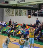 STRAIPSNIS: Mažiausius Moksleivių krepšinio lygos žaidėjus audringai palaiko tėvų bendruomenės