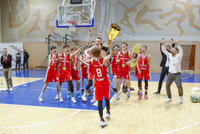 Keturiolikmečių pimenybių čempionai – Vilniaus krepšinio mokykla
